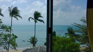 A beach view with palm trees and a clear sky. - Thaniza Beachfront Resort (Ko Pha-ngan)
