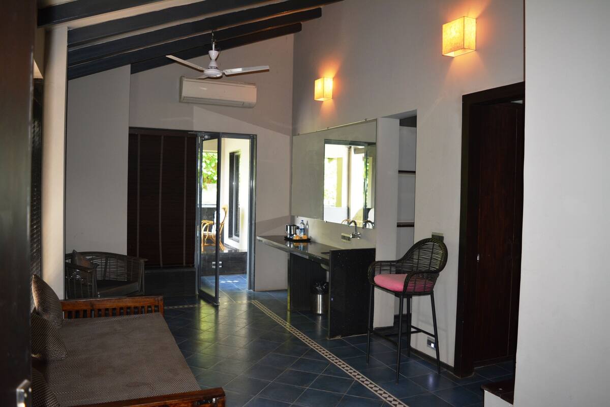 Premium-Zimmer | Wohnbereich | 32-Zoll-LCD-Fernseher mit Satellitenempfang, Fernseher