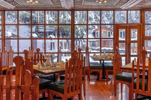Café da manhã, almoço e jantar; culinária indiana 