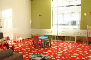 A children's play area with a red carpet, colorful chairs, and a white table. - Aspen Resort Golf, Ski & Spa (Razlog)