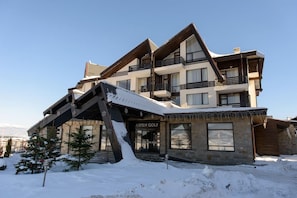 A multi-story building with a ski lift, snow-covered surroundings, and a sign for Aspen Golf. - Aspen Resort Golf, Ski & Spa (Razlog)