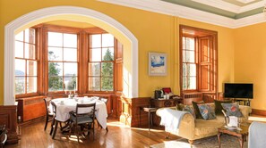 Suite de lujo, 1 habitación, Terraza, vista a la montaña (Hot Tub) | Sábanas de algodón egipcio, ropa de cama de alta calidad y minibar