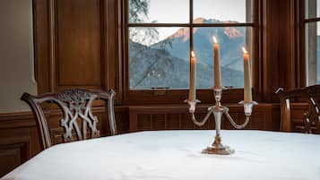 Glencoe House Suite with Hot Tub No.2 | In-room dining