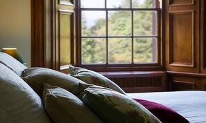 Egyptian cotton sheets, premium bedding, minibar, individually decorated - Glencoe House (Ballachulish)