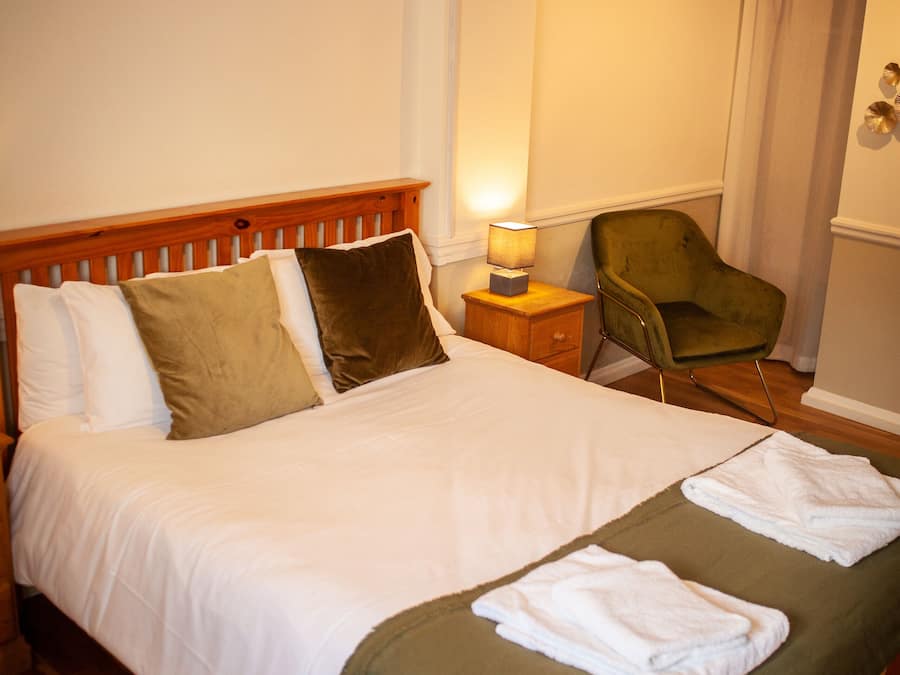 Tradisjonelt dobbeltrom, eget bad (Hound)