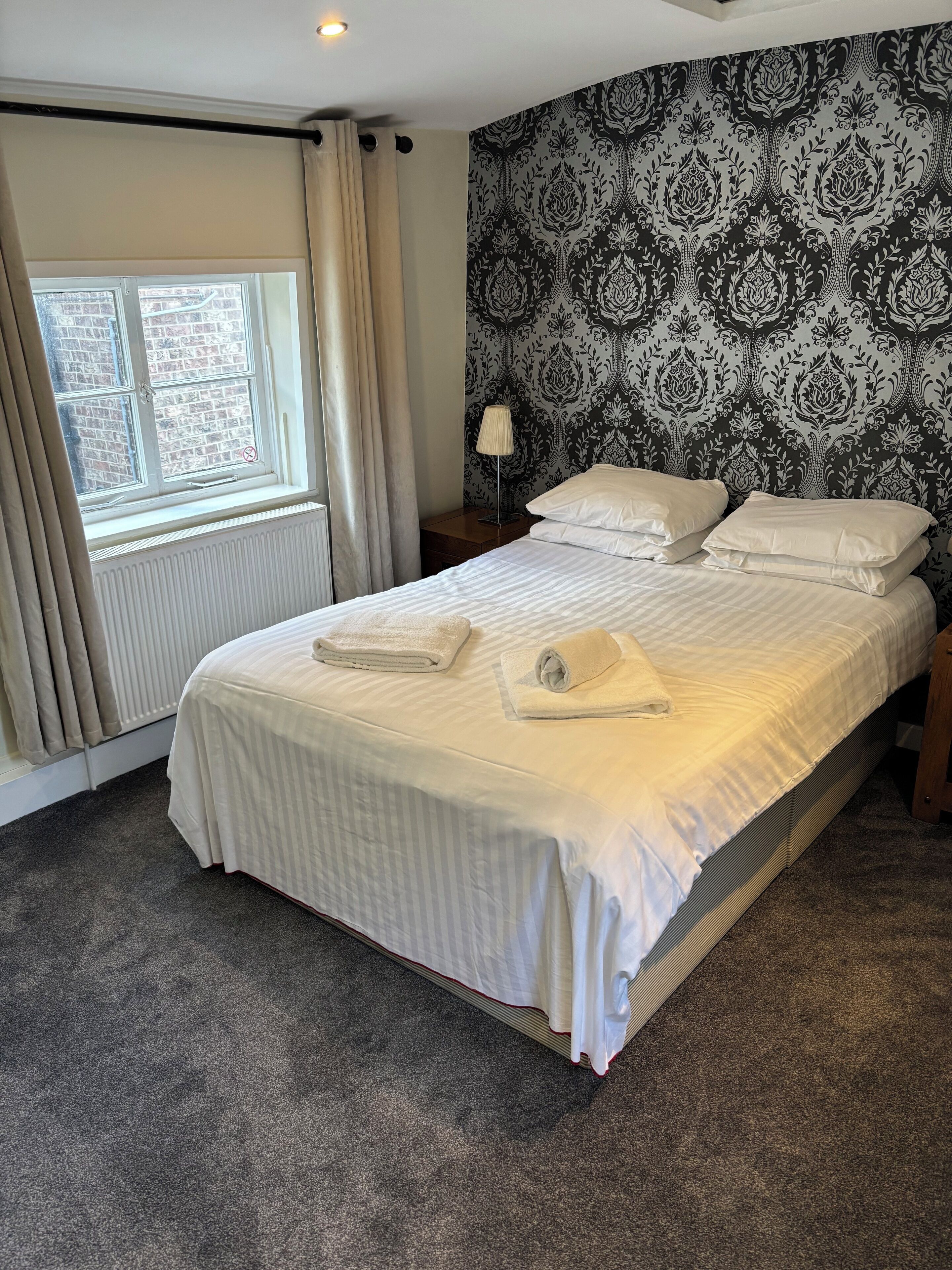 Tweepersoonskamer (Stump Cross) | Individueel gedecoreerd, individueel gemeubileerd, een bureau