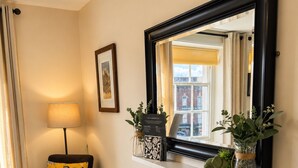 Tweepersoonskamer, en-suite badkamer (The Station) | Een bureau, een laptopwerkplek, individueel gedecoreerd