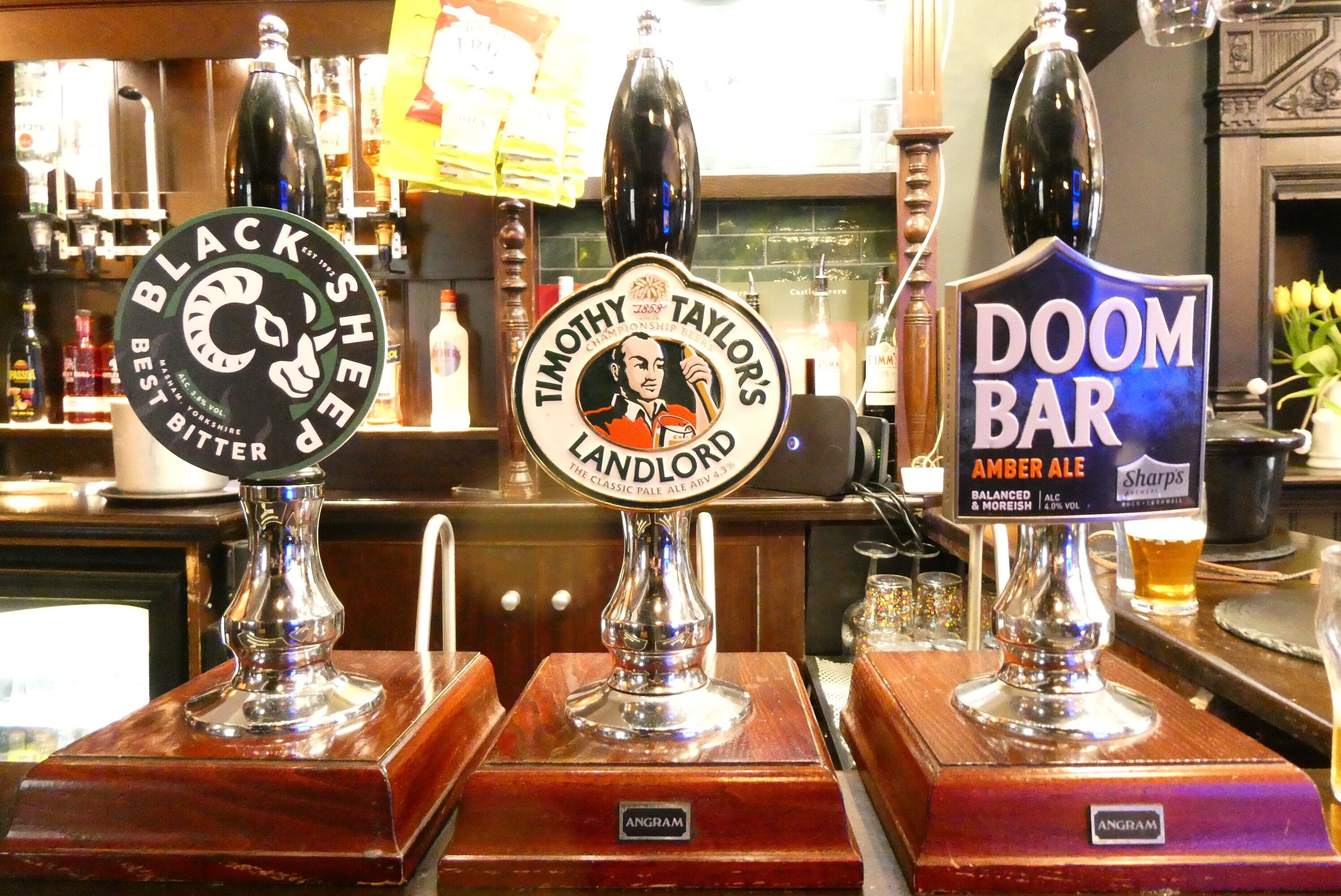 Tres grifos de cerveza con las etiquetas Black Sheep, Timothy Taylor's Landlord y Doom Bar Amber Ale.