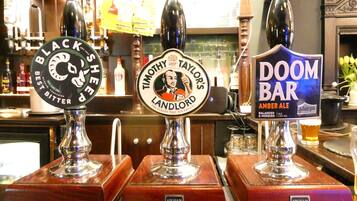 Tres grifos de cerveza con las etiquetas Black Sheep, Timothy Taylor's Landlord y Doom Bar Amber Ale.