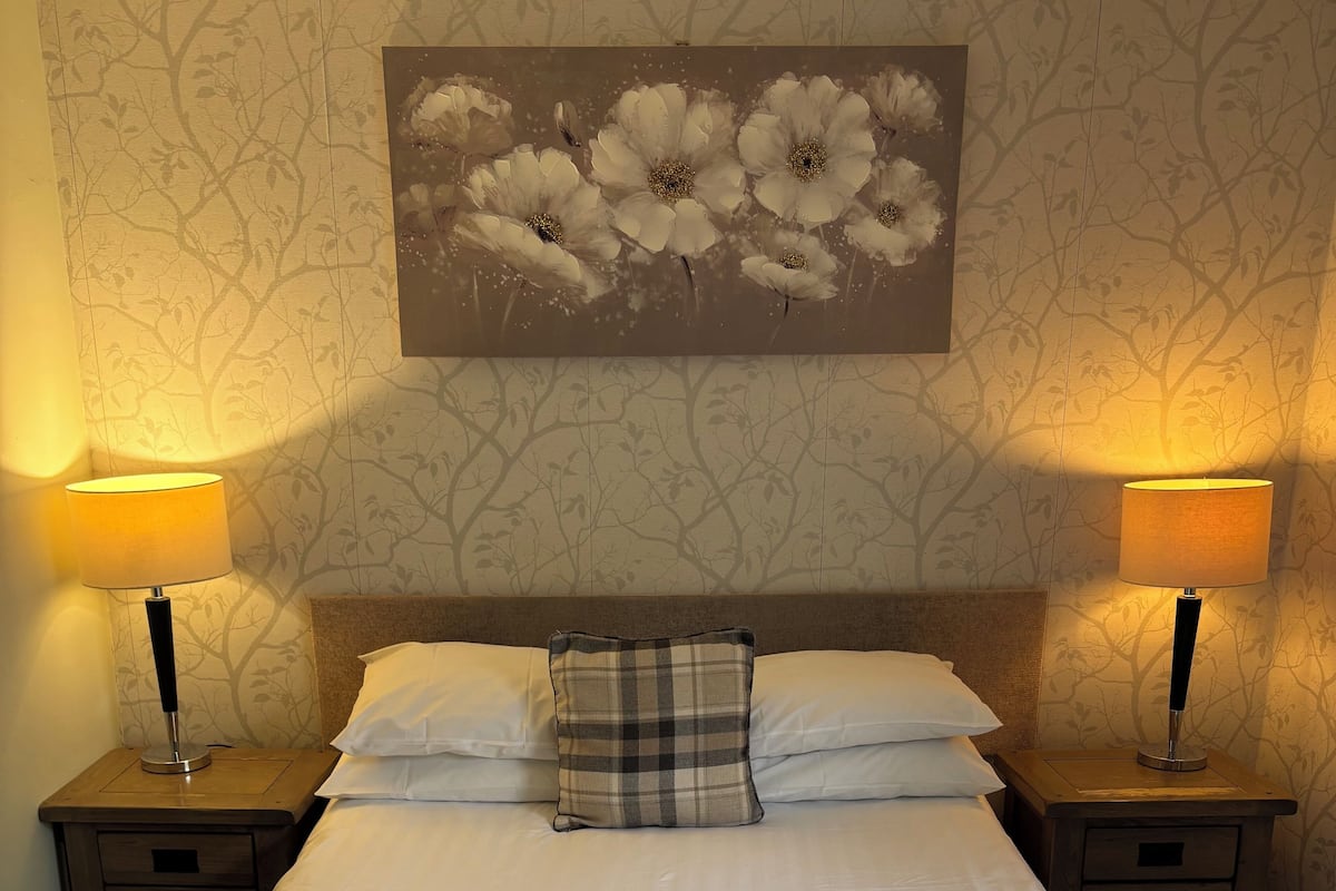 Dubbelrum - eget badrum (The Brewery) | Individuell inredning, unika möbler, skrivbord och arbetsyta för laptop