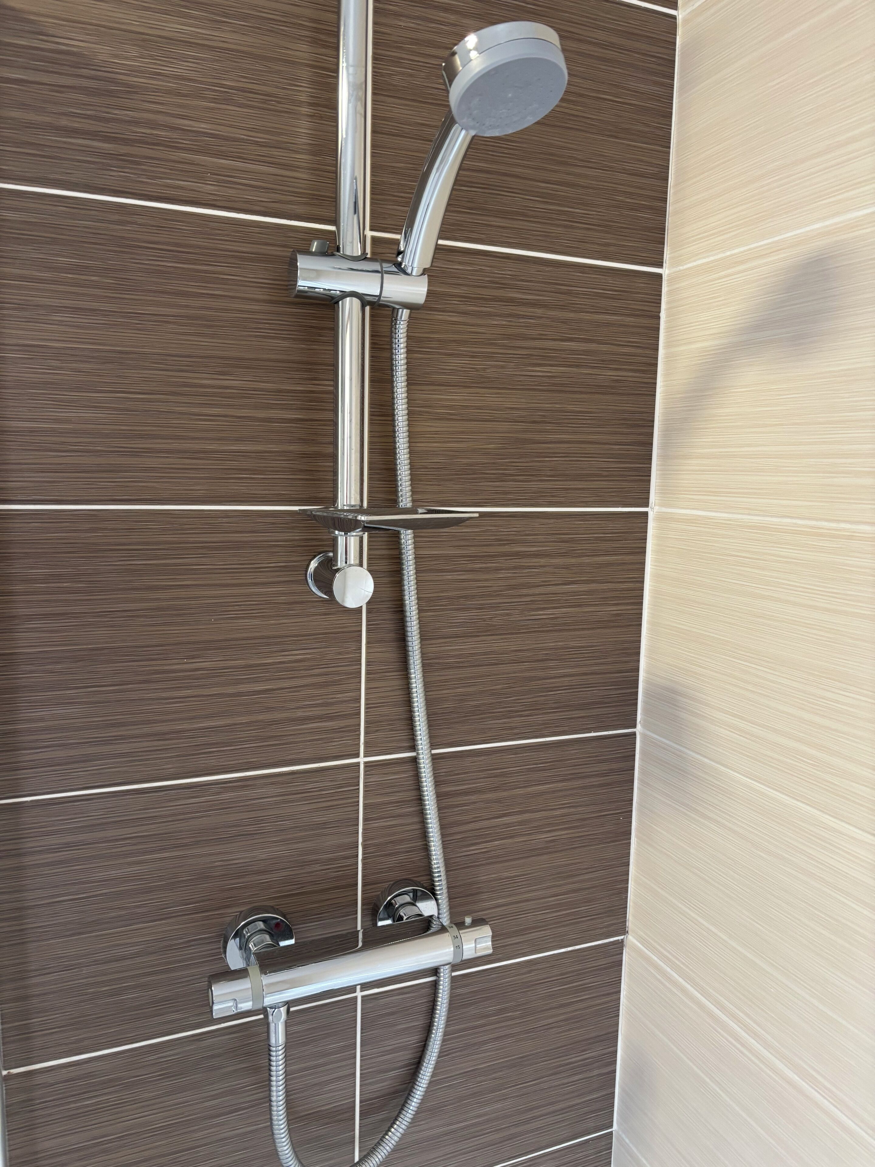 Doppelzimmer, mit Bad (The Station) | Badezimmer | Kostenlose Toilettenartikel, Haartrockner, Handtücher, Seife