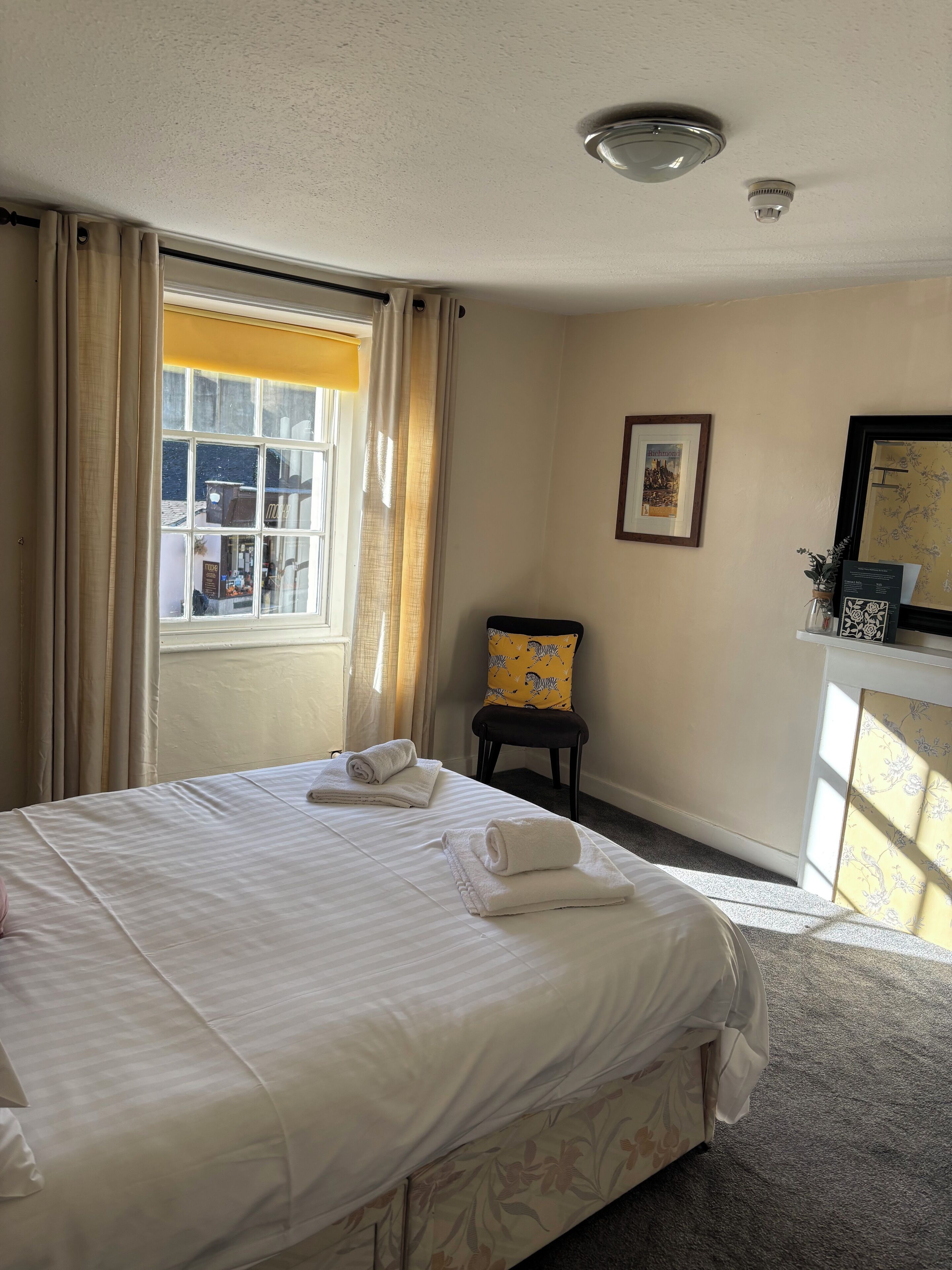 Tweepersoonskamer, en-suite badkamer (The Station) | Individueel gedecoreerd, individueel gemeubileerd, een bureau