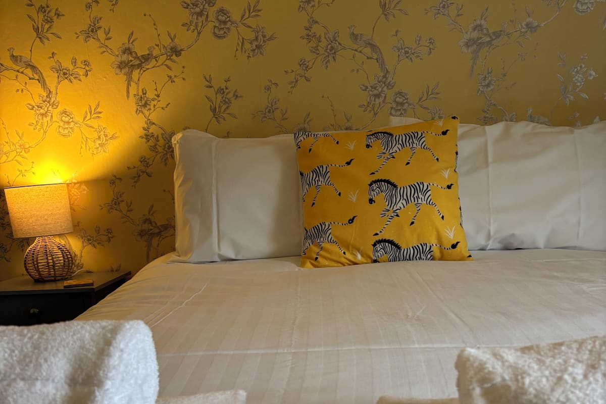 Dubbelrum - eget badrum (The Station) | Individuell inredning, unika möbler, skrivbord och arbetsyta för laptop