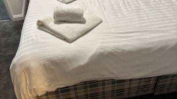 Triple Room, Ensuite (The Swale) | 1 bedroom, individually decorated, individually furnished, desk