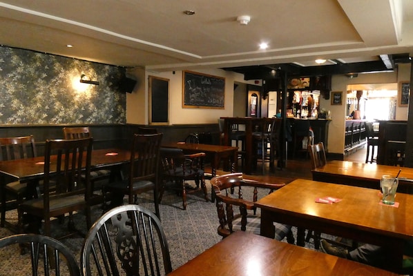 Bar (trong khuôn viên)