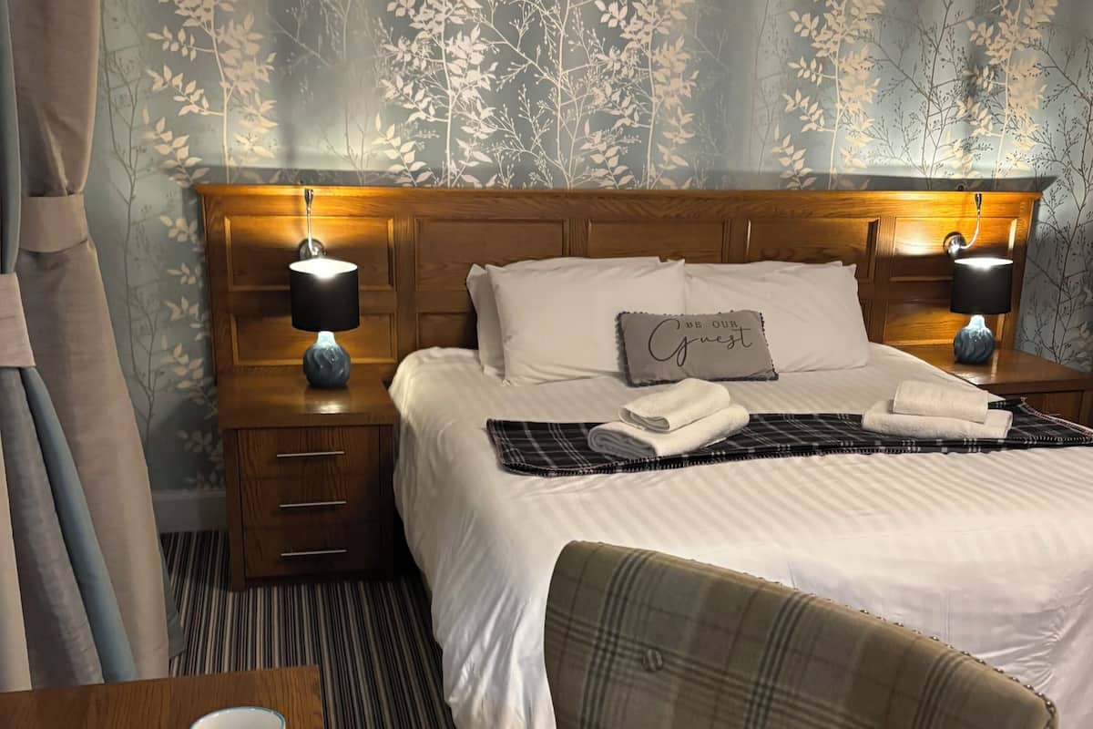 Værelse til 3 personer - eget badeværelse (Dale Strider) | Individuelt design, individuel indretning, skrivebord