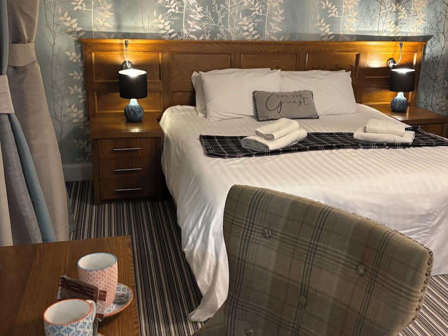 Habitación triple, baño privado (Dale Strider) | Decoración individual, mobiliario individual, escritorio