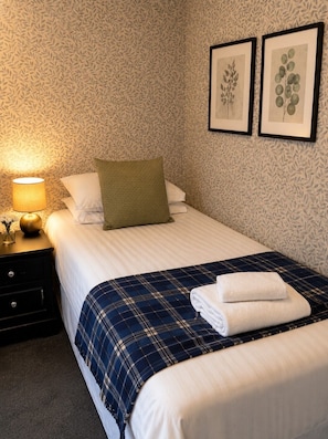 Triple Room, Ensuite (The Swale) | Desk, laptop workspace, individually decorated, individually furnished - The Castle Tavern (Richmond)