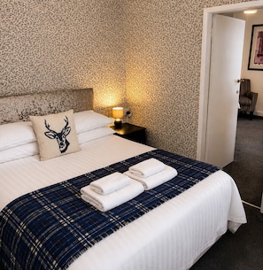 Triple Room, Ensuite (The Swale) | Desk, laptop workspace, individually decorated, individually furnished - The Castle Tavern (Richmond)