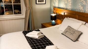 Triple Room, Ensuite (Dale Strider) | Desk, laptop workspace, individually decorated, individually furnished