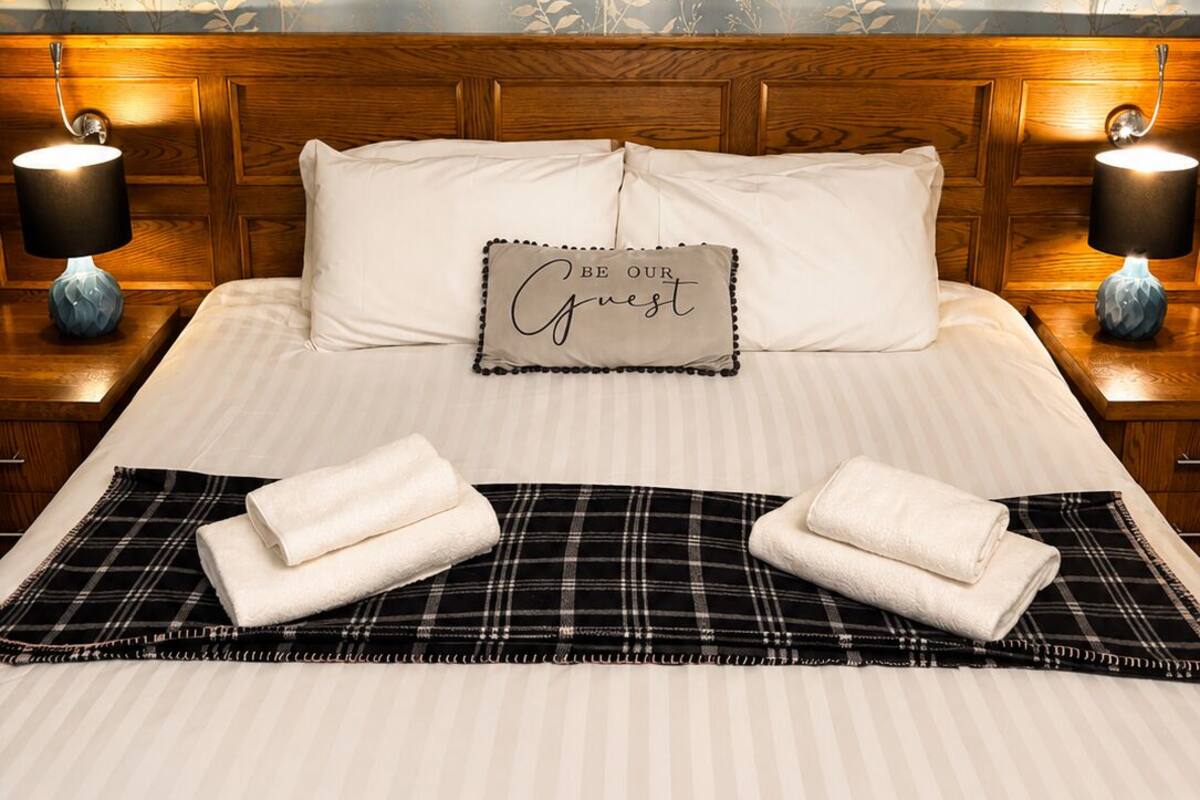 Triple Room, Ensuite (Dale Strider) | Desk, laptop workspace, individually decorated, individually furnished