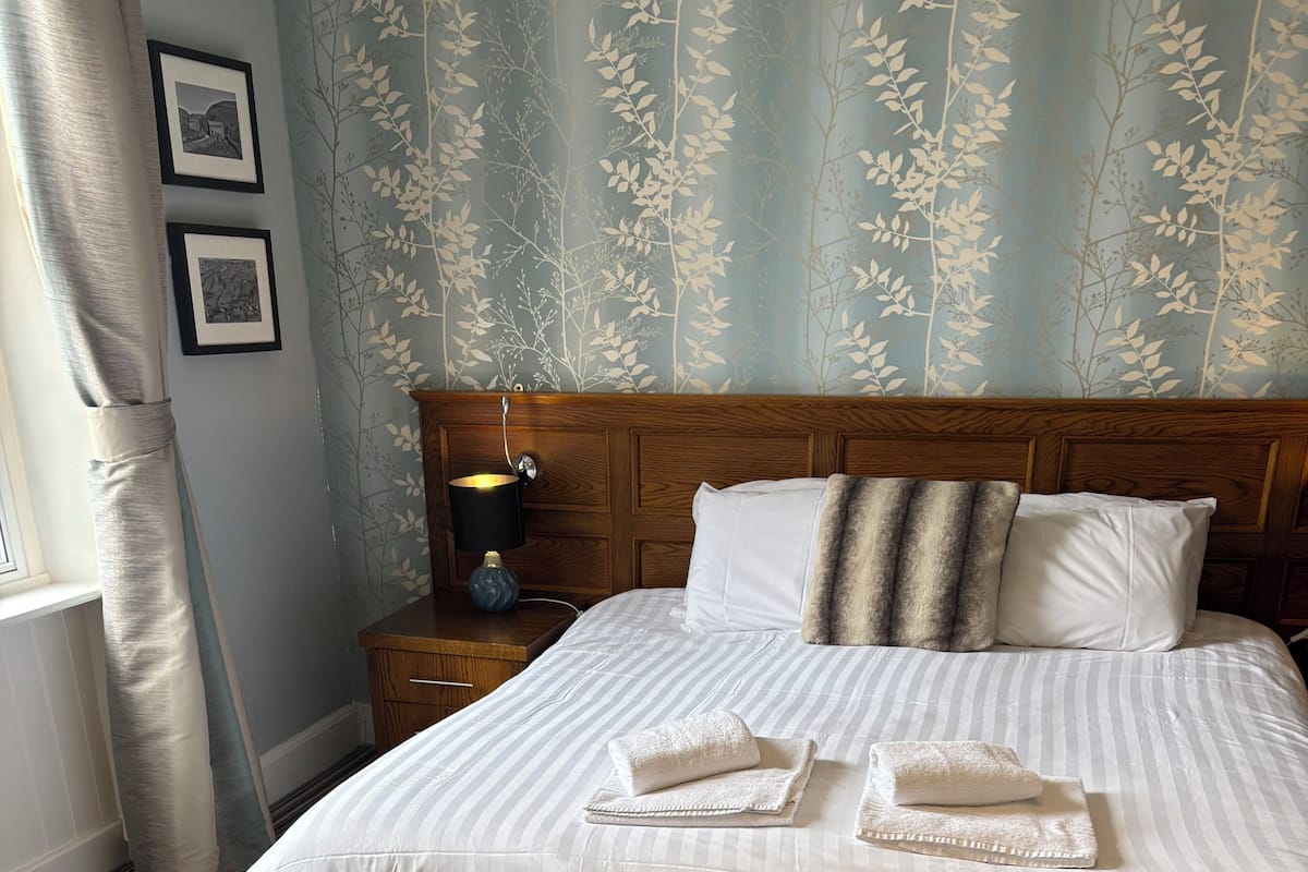 Trippelrum - eget badrum (Dale Strider) | Individuell inredning, unika möbler, skrivbord och arbetsyta för laptop