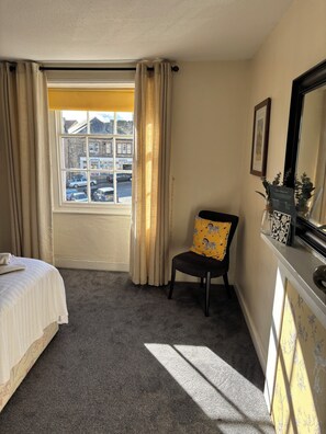 Double Room, Ensuite (The Station) | Individually decorated, individually furnished, desk, laptop workspace - The Castle Tavern (Richmond)