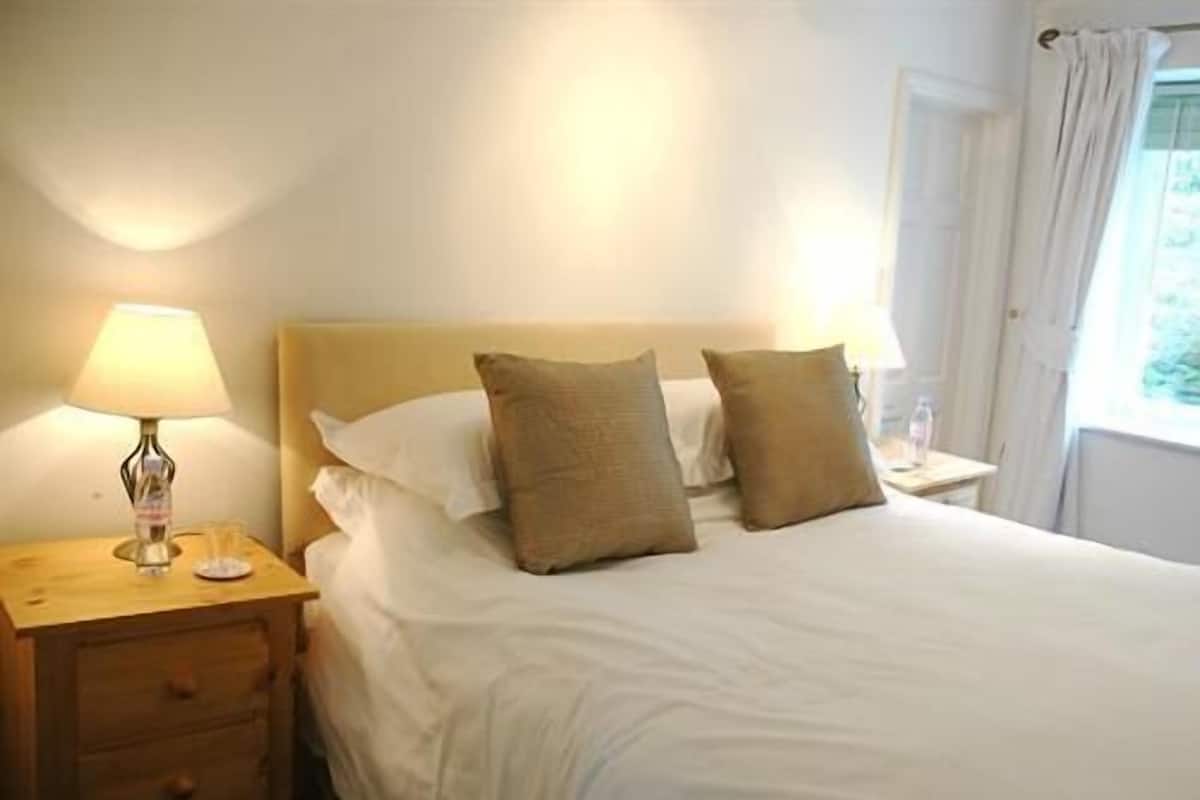 The King Ensuite | Individually decorated, free WiFi