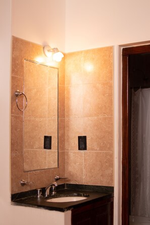 Shower, rainfall showerhead, bidet, towels - Donna Alda Casa (Salta)