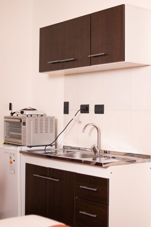 เตาอบ, เครื่องครัว/จาน/ช้อนส้อม