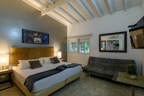 A bedroom with a bed, bedside tables, a sofa, a mirror, and a window. - Hotel Aromax del Campestre (Medellín)