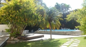 Una piscina al aire libre