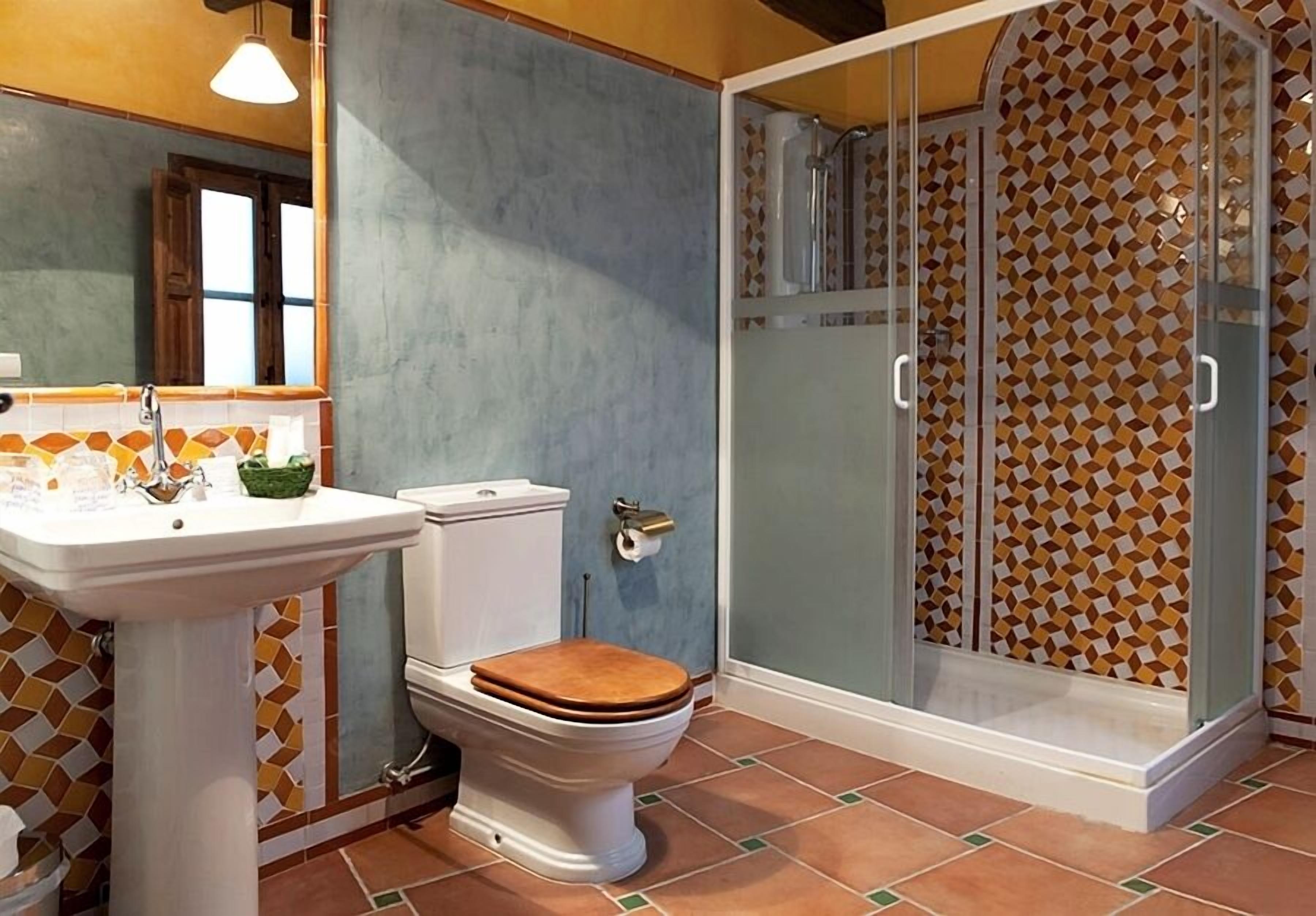 hydromassage showerhead, free toiletries, hair dryer, towels