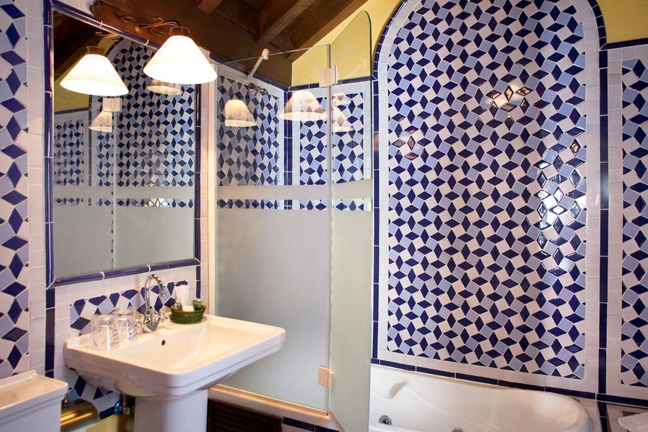 hydromassage showerhead, free toiletries, hair dryer, towels