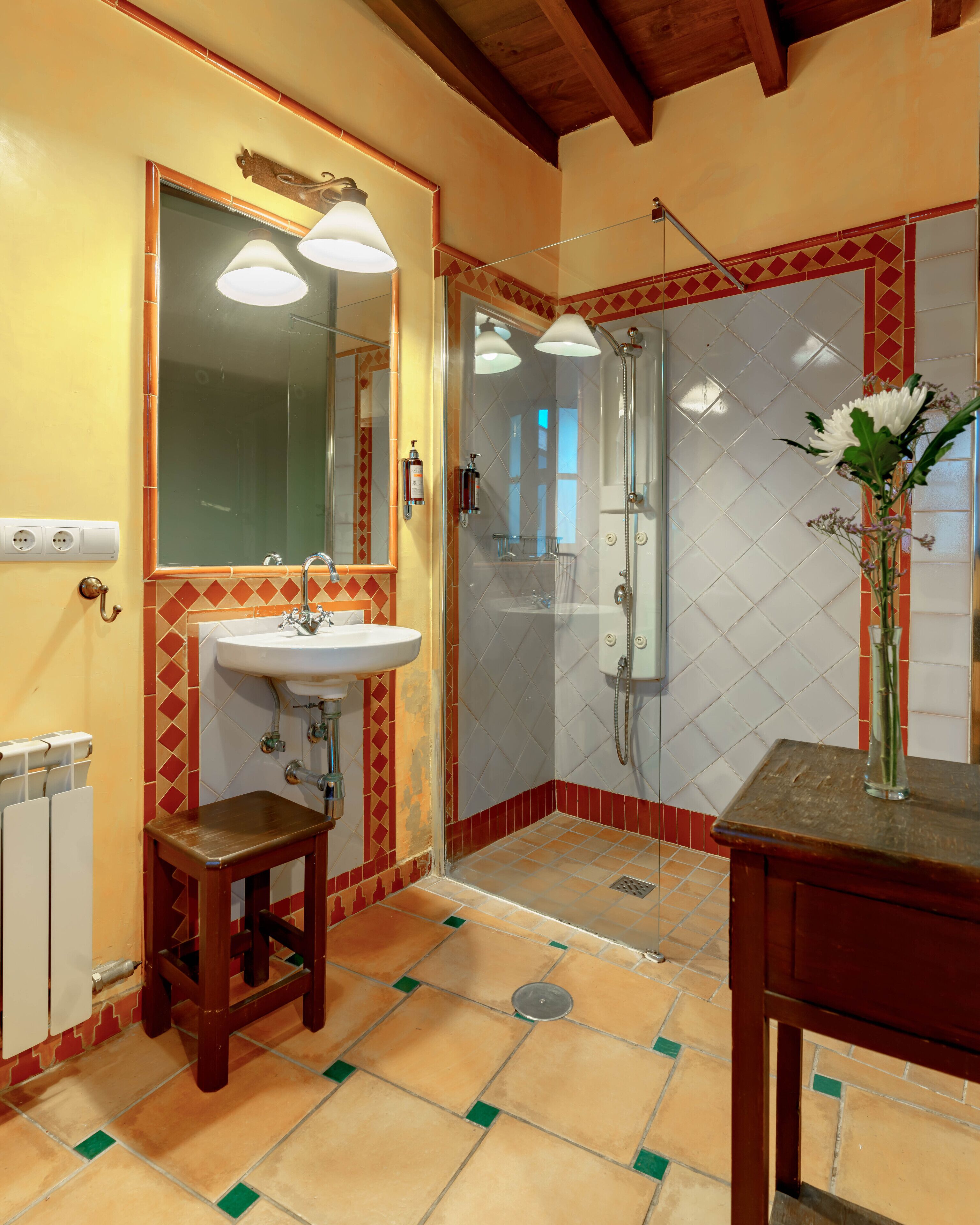 standard studio | bathroom | hydromassage showerhead, free toiletries, hair dryer, towels