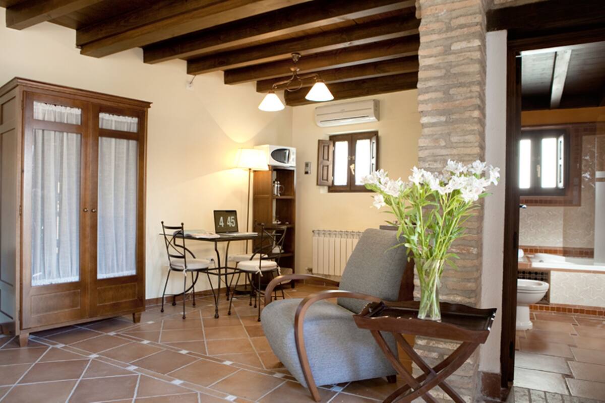 1 habitación, cubrecamas, decoración personalizada y muebles diferentes