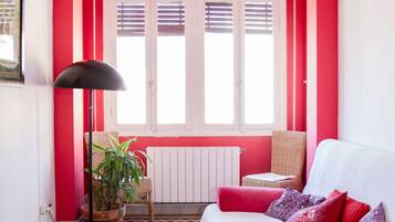 Een 21-inch flatscreentelevisie met satellietzenders en een televisie