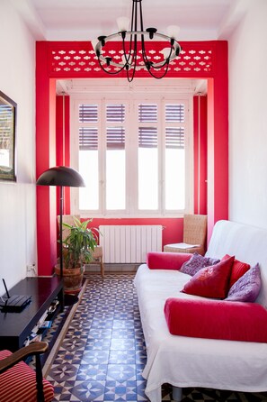 21-inch flat-screen TV with satellite channels, TV - Villa Alicia Guest House (Málaga)