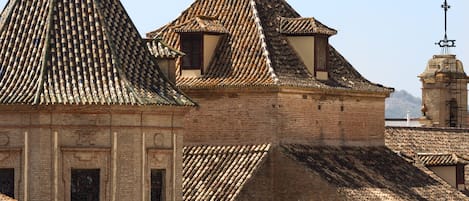 Een historisch gebouw met een steil dak en traditionele bakstenen.