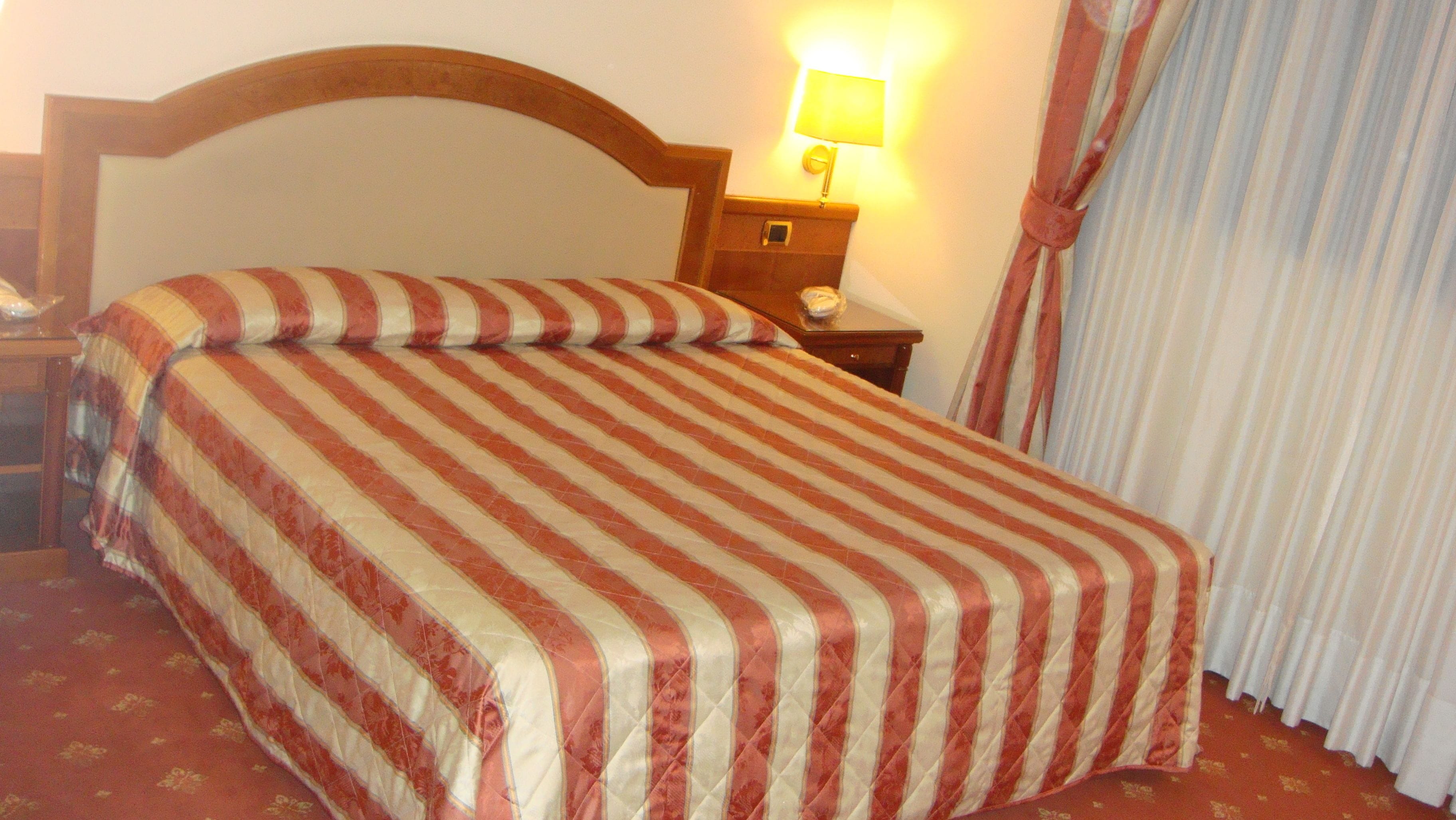 4 bedrooms, egyptian cotton sheets, in-room safe, desk