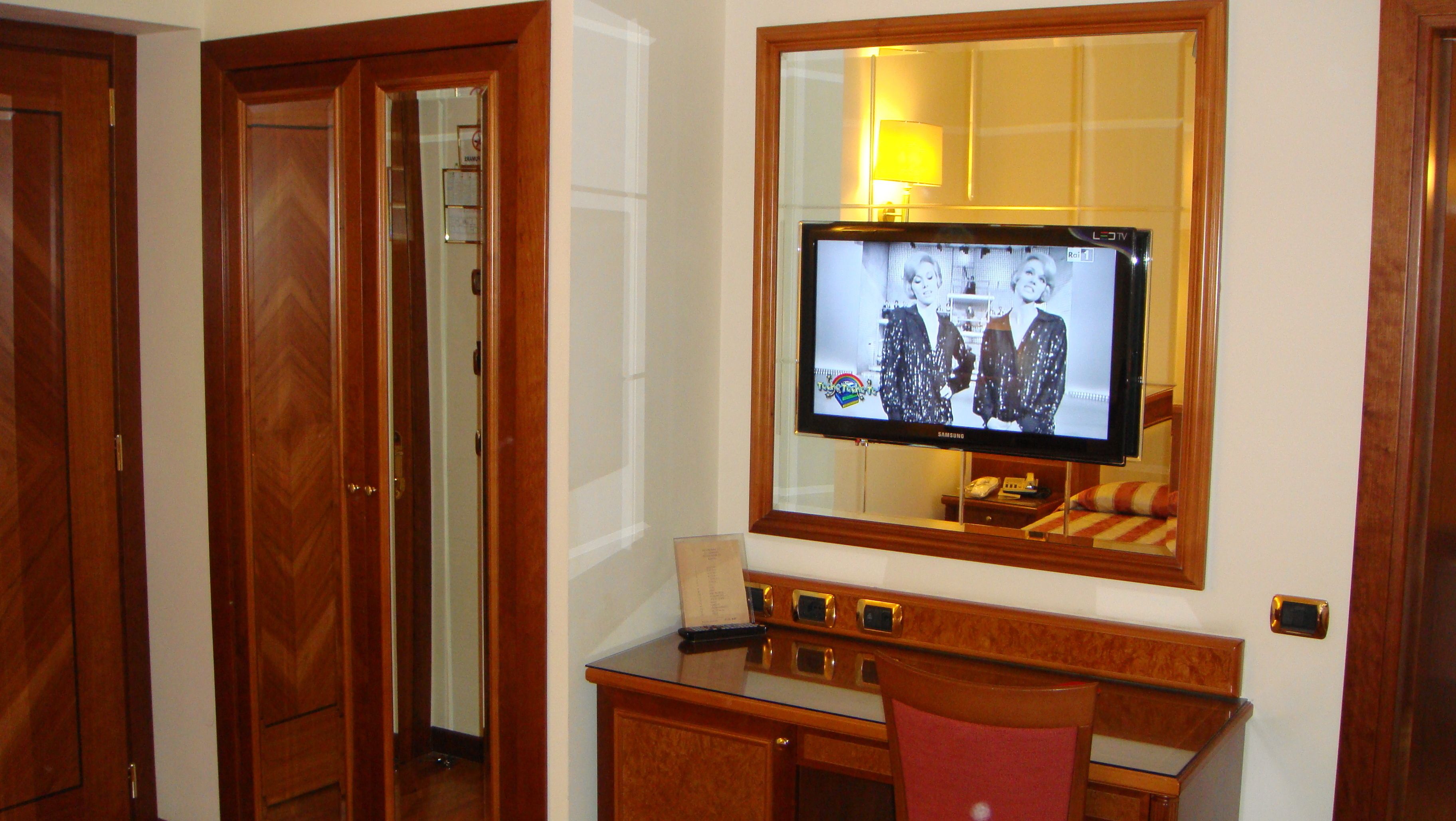 En 36-tommers TV med Parabol-TV