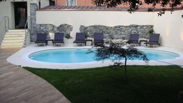 Outdoor pool, pool loungers