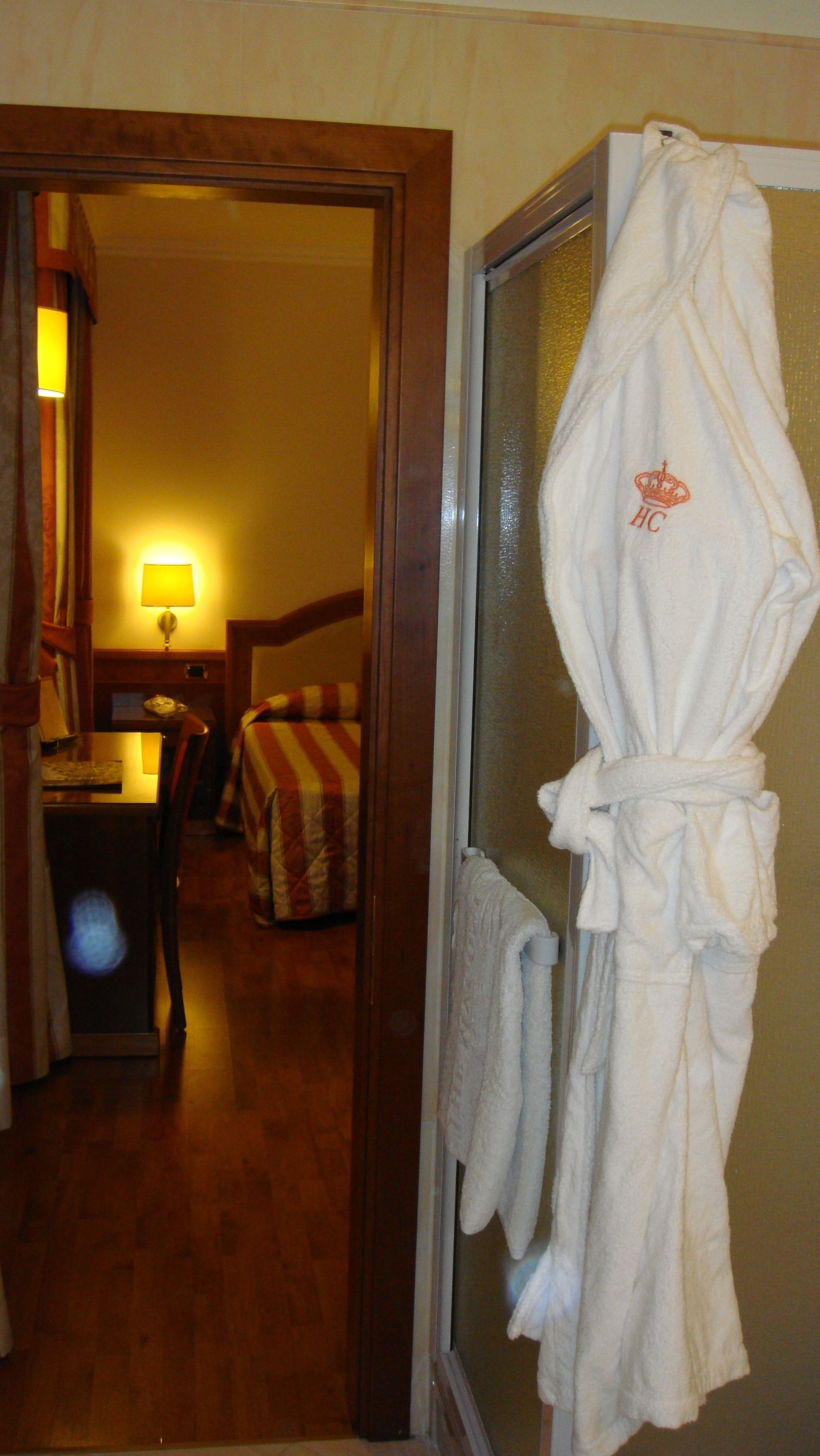 4 bedrooms, egyptian cotton sheets, in-room safe, desk