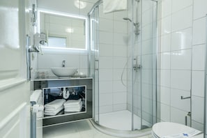 Habitación estándar doble | Baño | Ducha, cabezal de ducha tipo lluvia, secador de pelo y zapatillas