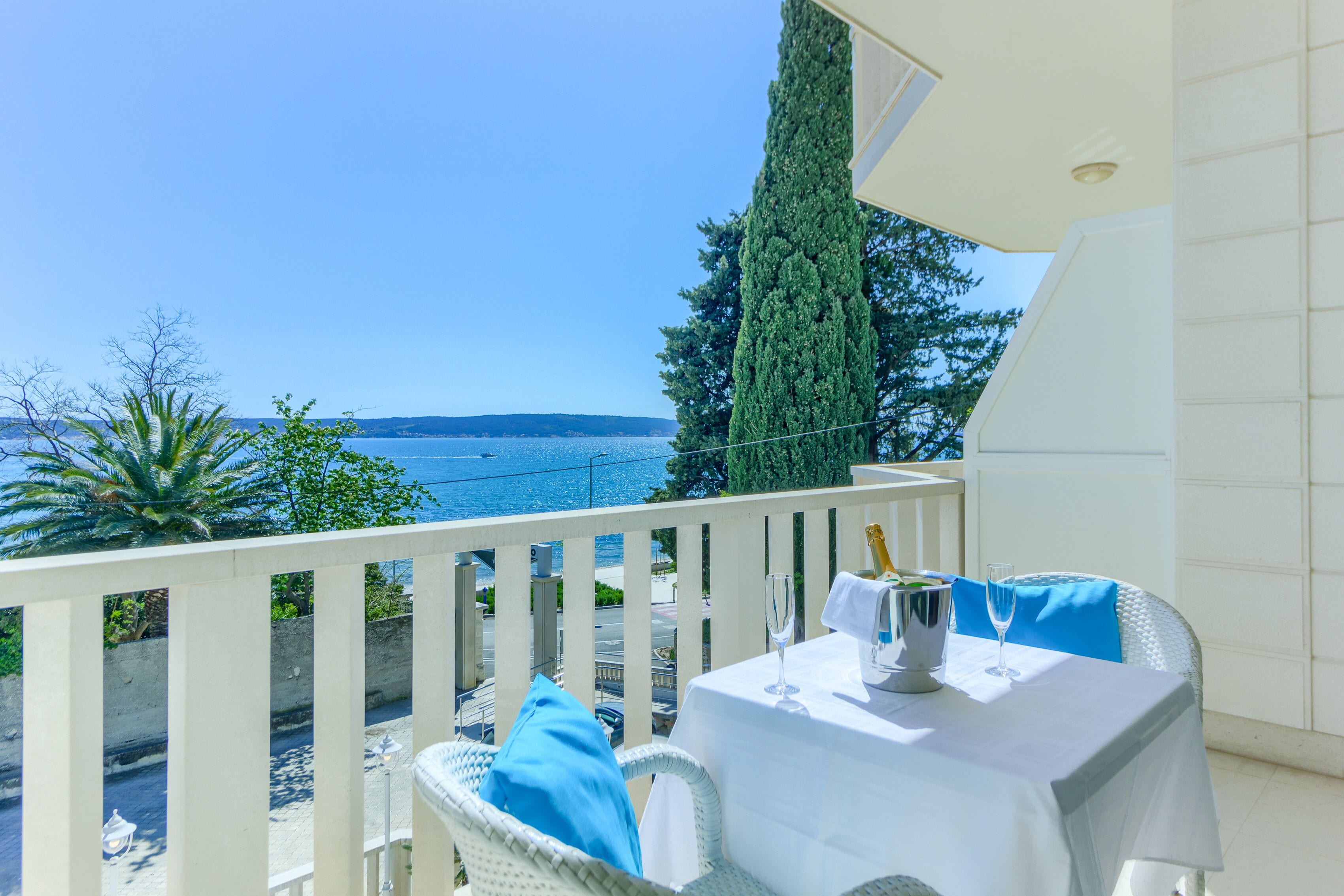 Deluxe kamer, 1 twee- of 2 eenpersoonsbedden, terras, uitzicht op zee | Uitzicht vanaf balkon