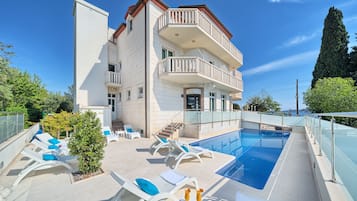 Outdoor pool, open 8:00 AM to 10:00 PM, pool loungers