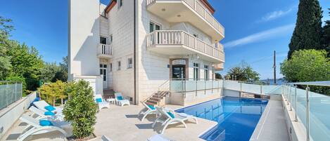 Außenpool, geöffnet von 08:00 Uhr bis 22:00 Uhr, Liegestühle