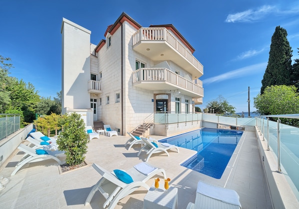 Una piscina al aire libre (de 08:00 a 22:00), tumbonas