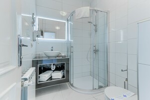Ducha, cabezal de ducha tipo lluvia, secador de pelo, pantuflas
