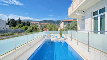 Piscina all'aperto, con ingresso dalle 08:00 alle 22:00, lettini